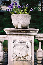 Escudo. Detalle de la barandilla. Foto de Manuel Guill�n