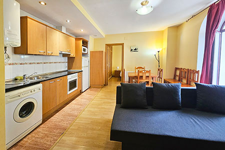 Apartamentos familiares. Los Apartamentos Canfranc 3000 se localizan en una ubicación espectacular en el centro de Canfranc-Estación. 