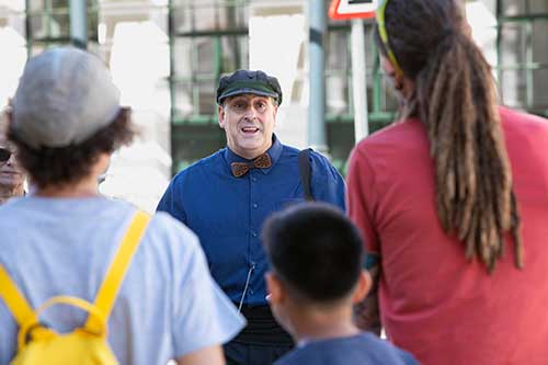 A trav&eacute;s de la puesta en marcha de experiencias, micro espect&aacute;culos, actividades, proyectos educativos y servicios de animaci&oacute;n novedosos y diferentes mediante personajes divertidos.