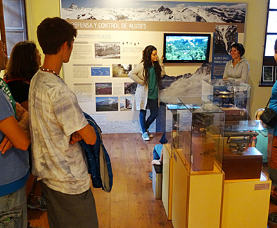 La visita al centro A LURTE situado en la antigua “Casa de los Ingenieros” y dedicado a la gestión de los riesgos en montaña dentro del ámbito del Pirineo es una manera de conocer el entorno de Canfranc. 