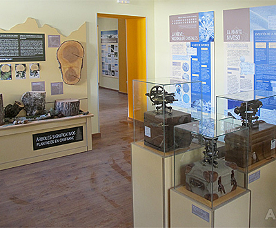 La visita al centro A LURTE situado en la antigua “Casa de los Ingenieros” y dedicado a la gestión de los riesgos en montaña dentro del ámbito del Pirineo es una manera de conocer el entorno de Canfranc. A través de su visita descubriremos no solamente cuales son los riesgos en montaña y como prevenirlos sino interesantes detalles sobre la reforestación del entorno de Canfranc Estación (consultar su web para más info y horarios). 