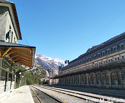 El trayecto desde Canfranc a Jaca nos permitirá disfrutar de una perspectiva diferente y recorrer este histórico tramo en tren. La vuelta, podremos realizarla mediante los autobuses del "Alto Valle del Aragón JACA-ASTÚN".