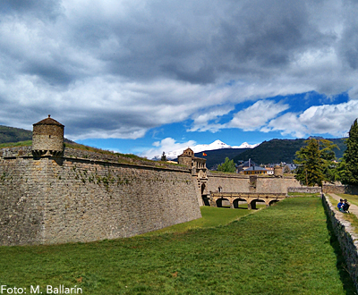 Tras dejar el tren, podemos visitar la ciudad de origen medieval que hoy es la capital turística y administrativa de la comarca de la Jacetania. Con el autobús urbano, podemos visitar su centro histórico (con la Catedral y el Museo Diocesano, la Torre del Reloj, sus iglesias románicas...), la Ciudadela de Jaca, tomar unas tapas o realizar compras... La vuelta, podremos realizarla mediante los autobuses del "Alto Valle del Aragón JACA-ASTÚN".