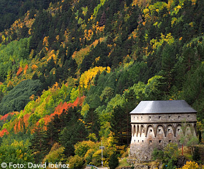 Situado en el Camino de Santiago, Canfranc pueblo nació en el siglo XI en medio de un valle con escasos recursos agrícolas lo que hizo que sus pobladores se dedicaran al comercio y la acogida de viajeros y peregrinos. Si nos detenemos en Canfranc, descubriremos un lugar tranquilo, paso de peregrinos, dónde detenernos a tomar un refrigerio y visitar los restos de la Iglesia de la Trinidad, la actual iglesia de la Asunción, el Castillo o el puente de los peregrinos.