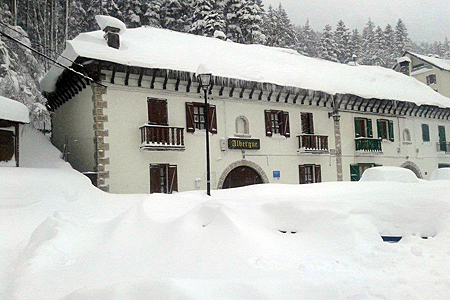 Es un lugar perfecto para alojarte y conocer el entorno de Canfranc y sus actividades. Nuestra situación y la distribución del albergue nos hace ser el lugar perfecto para estancias de grupos, pero también para todos aquellos que a nivel particular quieran visitar el Valle del Aragón.