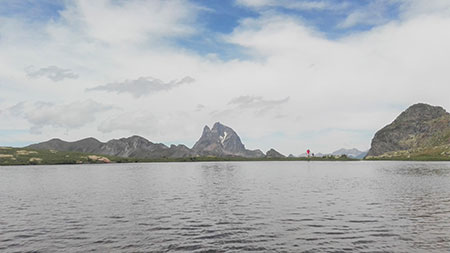 
Las rutas circulares y las actividades de jornada completa, nos hacen disfrutar de lagos y paisajes inolvidables.
La educación ambiental y el senderismo de naturaleza nos ponen en contacto con el medio natural de una manera respetuosa y entretenida.
Para los más aventureros ofrecemos también actividades de barranquismo, vías ferratas y escalada, entre otras. Consúltanos si tienes alguna motivación especial.